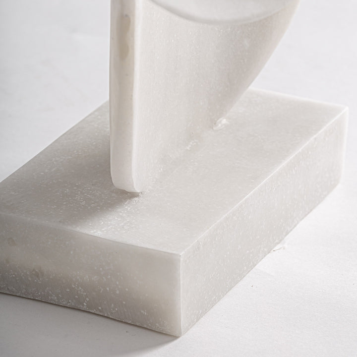 Figura decorativa de resina en color blanco – detalle