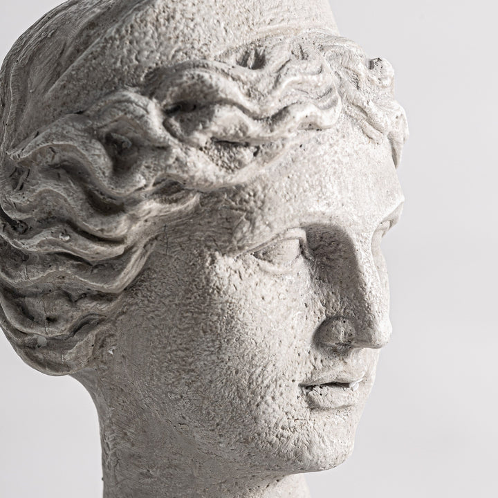 Figura decorativa de resina en color blanco roto 12 x 11 x 24 cm – detalle