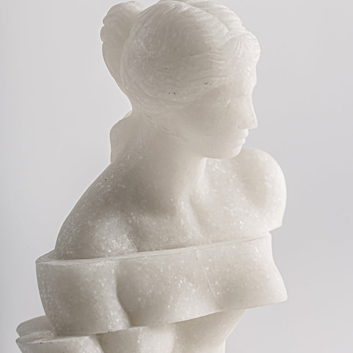 Figura decorativa de resina en color blanco roto 12 x 11 x 43 cm – detalle