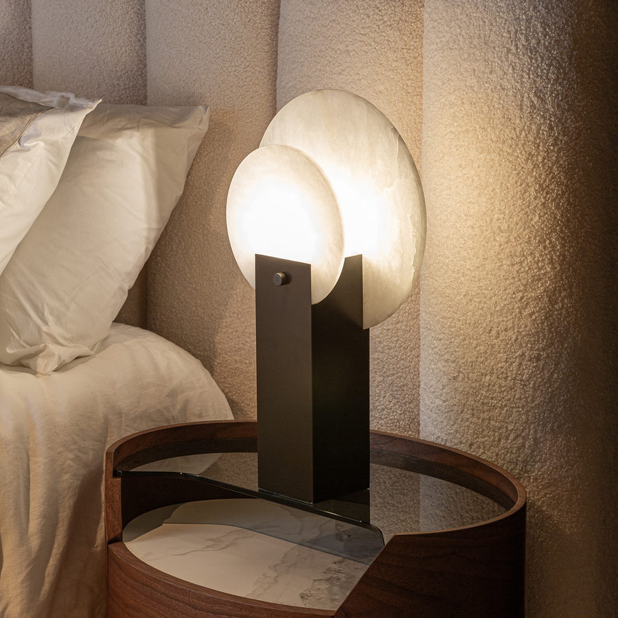 Lámpara de mesa sobre una mesita de noche