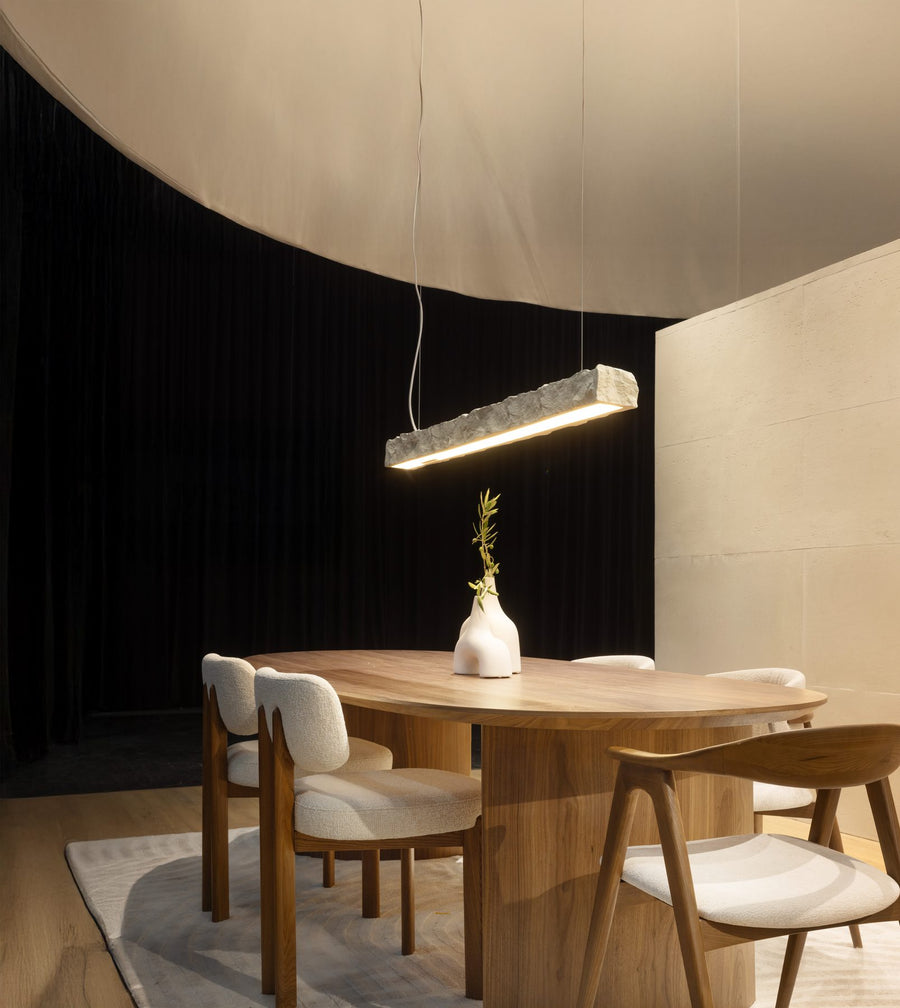 Mesa de comedor de madera con sillas tapizadas