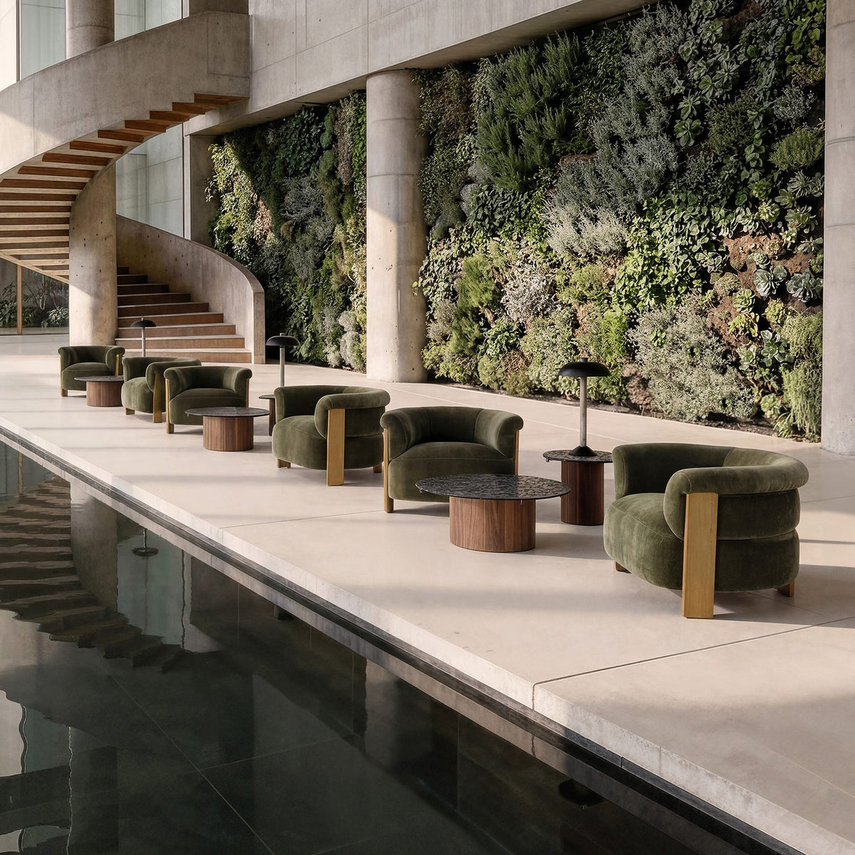 Lounge con butacas junto a una piscina
