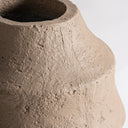 Jarrón de cemento y fibra de vidrio – Marrón claro – detalle