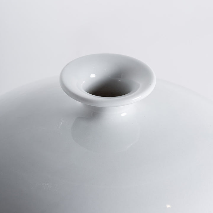 Jarrón de cerámica en color blanco – detalle
