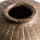 Jarrón de cerámica en color chocolate envejecido – detalle