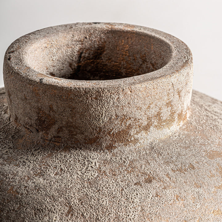 Jarrón de cerámica en color marrón envejecido – detalle