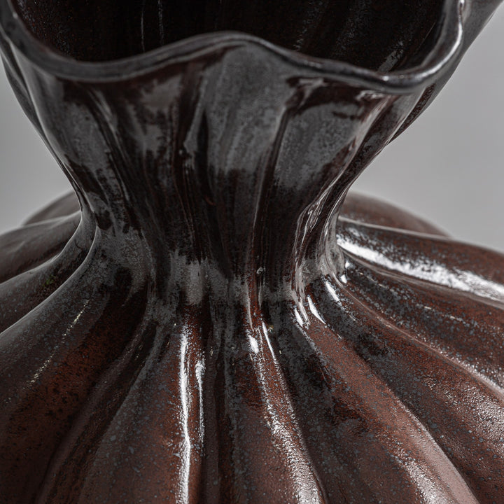Jarrón de cerámica en color terracota – detalle