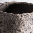 Jarrón de fibrocemento en color gris 44 x 92 cm – detalle