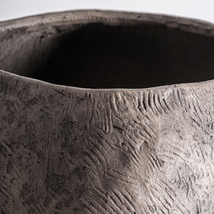 Jarrón de fibrocemento en color gris 44 x 92 cm – detalle