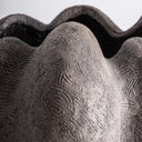 Jarrón de fibrocemento en color gris 50 x 47 x 92 cm – detalle