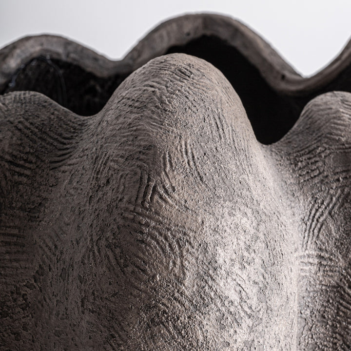 Jarrón de fibrocemento en color gris 50 x 47 x 92 cm – detalle