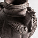 Jarrón de terracota en color negro 24 x 18 x 25 cm – detalle