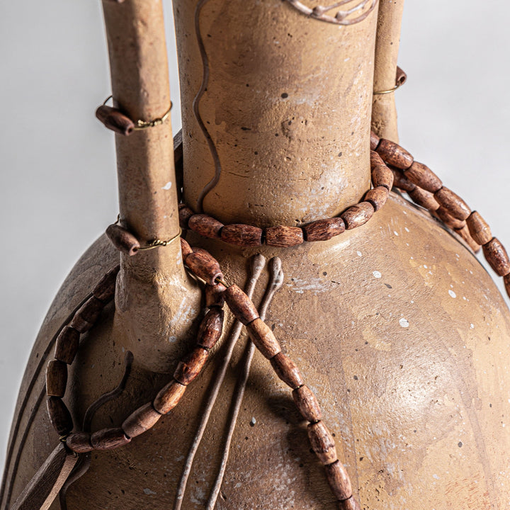 Jarrón de terracota en tonos marrones 20 x 41 cm – detalle
