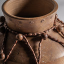 Jarrón de terracota en tonos marrones 30 x 56 cm – detalle