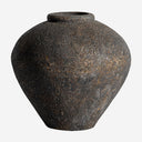 Jarrón de terracota en tonos oscuros