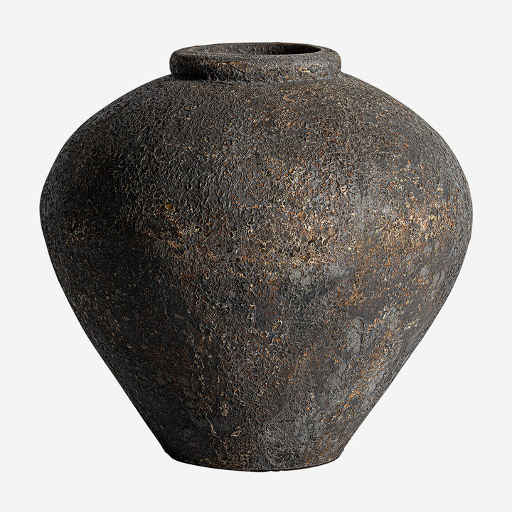 Jarrón de terracota en tonos oscuros