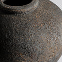 Jarrón de terracota en tonos oscuros – detalle