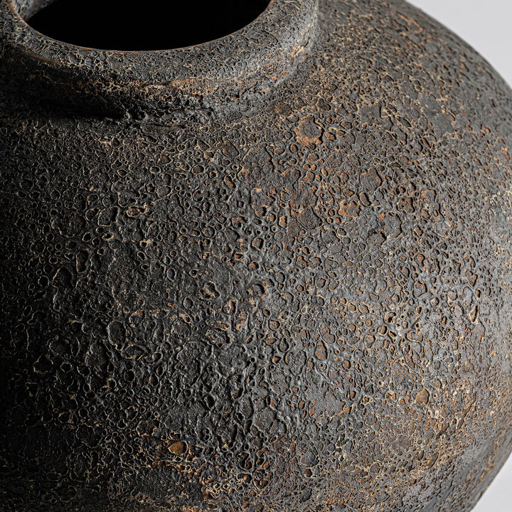Jarrón de terracota en tonos oscuros – detalle