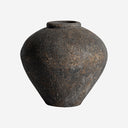 Jarrón de terracota en tonos oscuros
