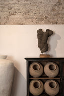 Jarrón de terracota y madera en color crema envejecido – detalle