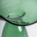 Jarrón de vidrio en color verde traslúcido con boca ondulada – detalle