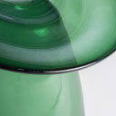 Jarrón de vidrio en color verde traslúcido con boca ondulada – 37 x 37 x 51 cm – detalle