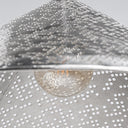 Lámpara colgante de acero en color plata de líneas contemporáneas – detalle
