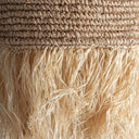 Lámpara colgante de fibra natural en color marrón de líneas contemporáneas – 52 x 52 x 76 cm – detalle