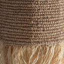 Lámpara colgante de fibra natural en color marrón de líneas contemporáneas – detalle