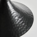 Lámpara colgante de hierro en color negro de líneas contemporáneas – detalle