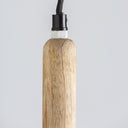 Lámpara colgante de hierro y madera de mango en color blanco – detalle