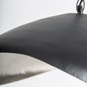 Lámpara colgante de líneas contemporáneas – Negro / 74 x 53 x 24 cm / Hierro – detalle