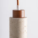 Lámpara colgante de travertino y madera en color beige – detalle