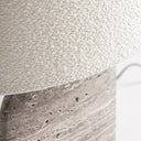 Lámpara de mesa con base de piedra ovalada – detalle