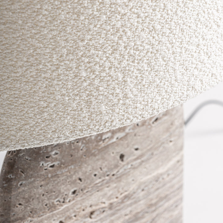 Lámpara de mesa con base de piedra ovalada – detalle
