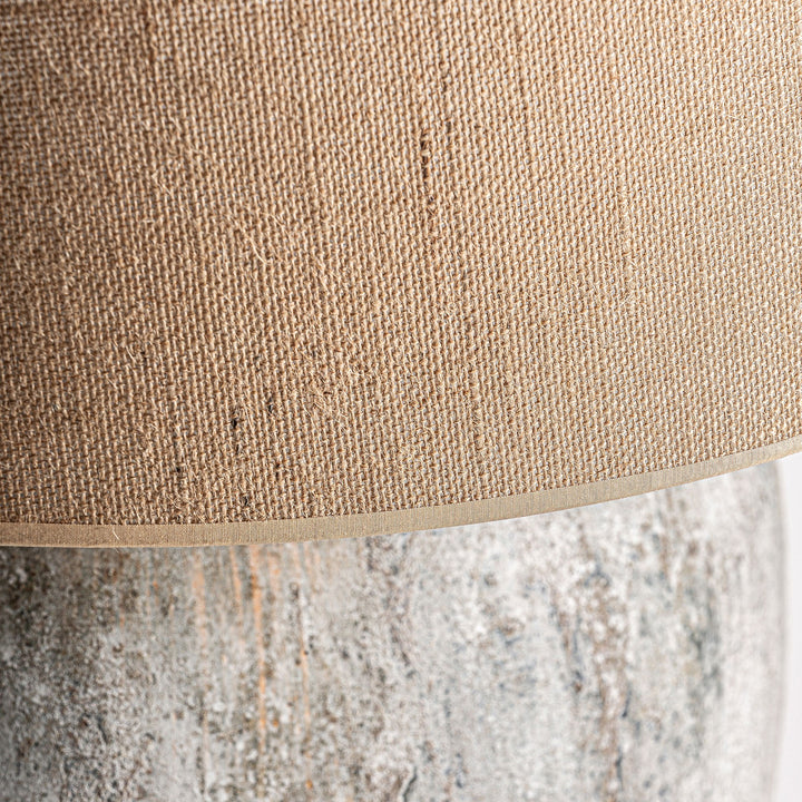 Lámpara de mesa de cemento y yute en color gris – detalle