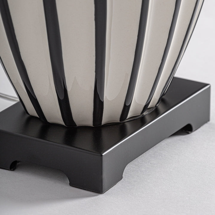 Lámpara de mesa de cerámica y hierro en color blanco – detalle