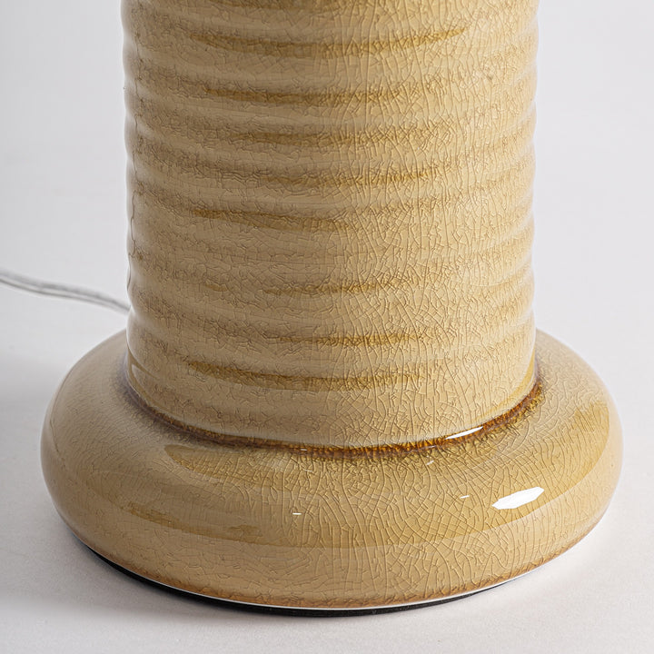Lámpara de mesa de cerámica y lino en color ocre – detalle