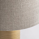Lámpara de mesa de cerámica y lino en color ocre – detalle