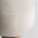 Lámpara de mesa de cerámica y mármol en color blanco – detalle