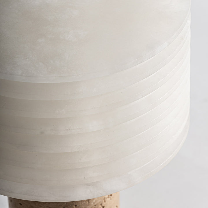 Lámpara de mesa de cerámica y mármol en color blanco – detalle