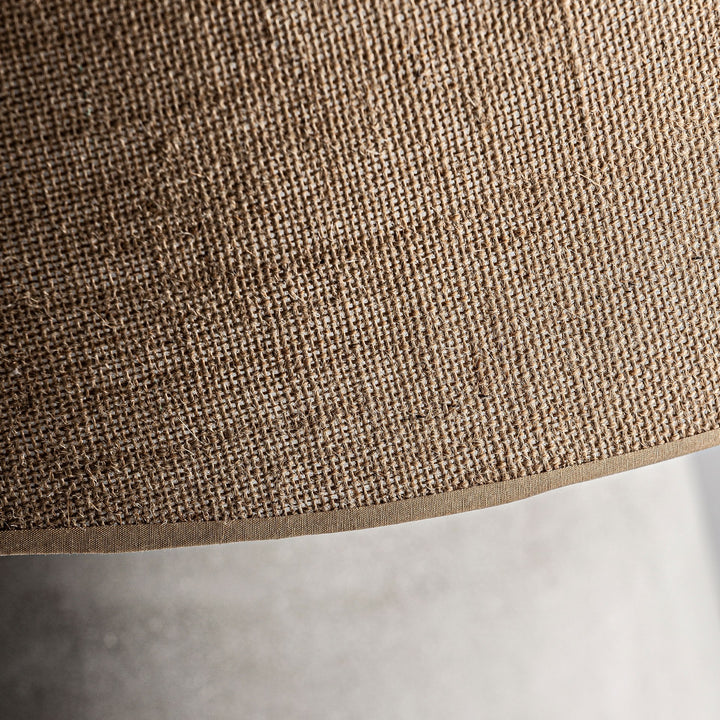 Lámpara de mesa de cerámica y yute en color beige envejecido – detalle