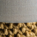 Lámpara de mesa de cuerda y lino en color arena – detalle