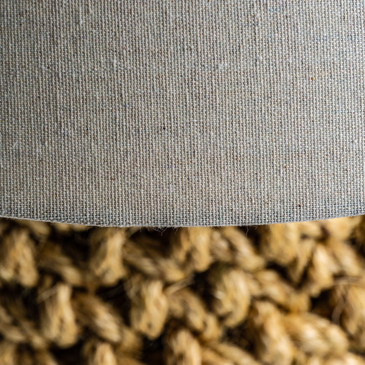 Lámpara de mesa de cuerda y lino en color arena – detalle