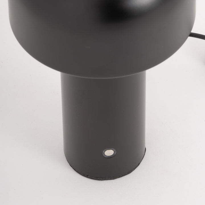 Lámpara de mesa de hierro en color negro 13 x 21 cm – detalle