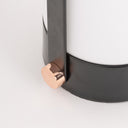 Lámpara de mesa de hierro y cristal en color negro – detalle