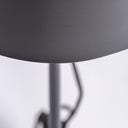 Lámpara de mesa de hierro y latón en color negro – detalle