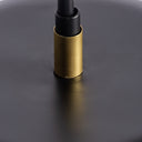 Lámpara de mesa de hierro y latón en color negro – detalle