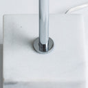 Lámpara de mesa de hierro y mármol en color blanco – detalle