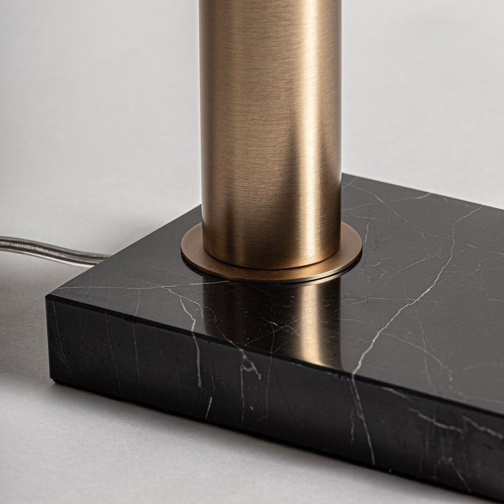 Lámpara de mesa de hierro y mármol en color negro – detalle